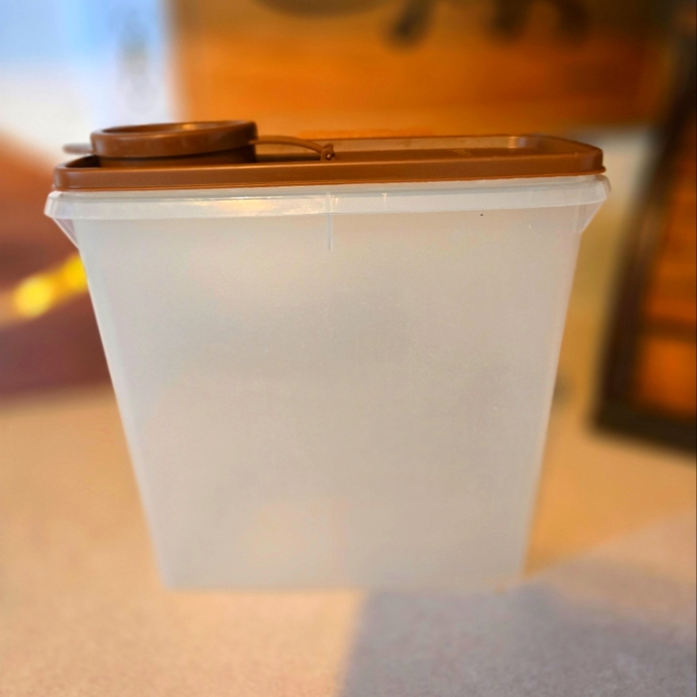 Vintage Tupperware Cereal Keeper with Brown Lid